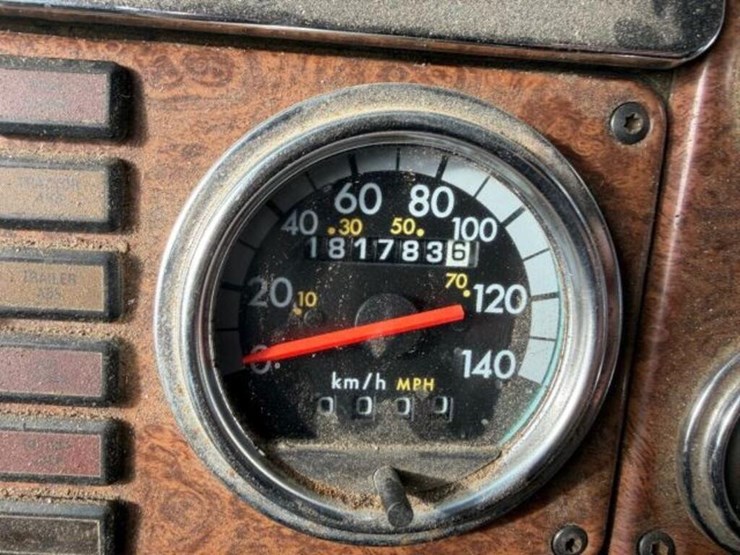 2004-freightliner-fld120-image-8