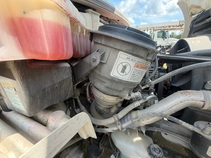2014-freightliner-m2-106-image-100
