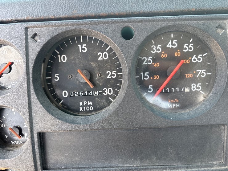 #35838-•-1997-freightliner-fl88-image-13