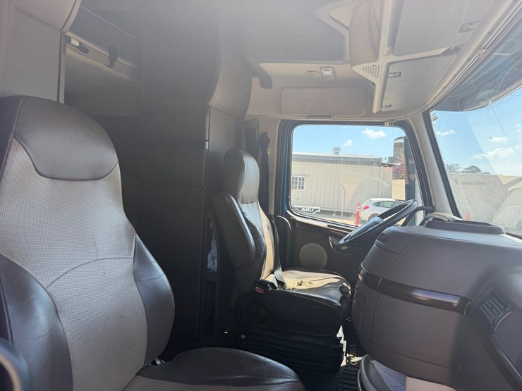 #35801-•-2018-volvo-truck-image-9