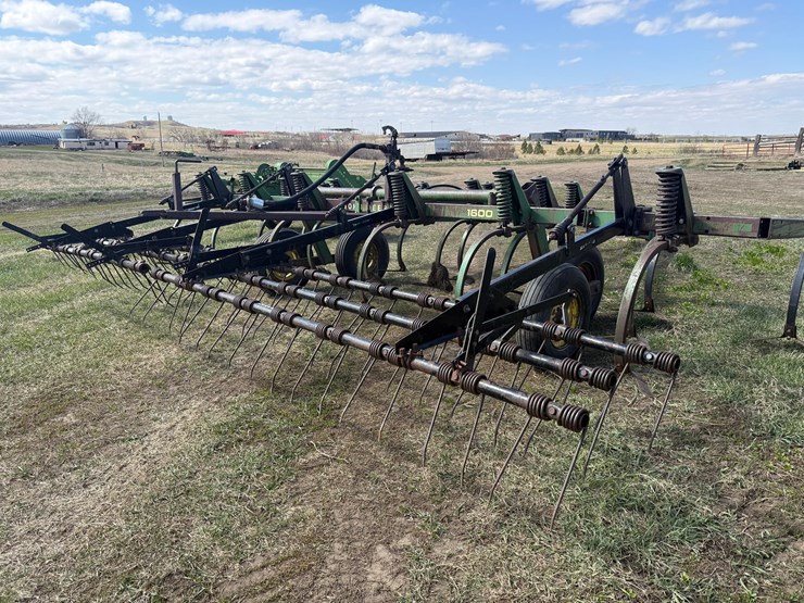 john-deere-chisel-plow-image-2