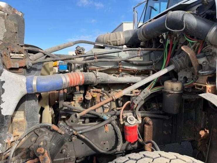 2004-freightliner-fld120-image-25