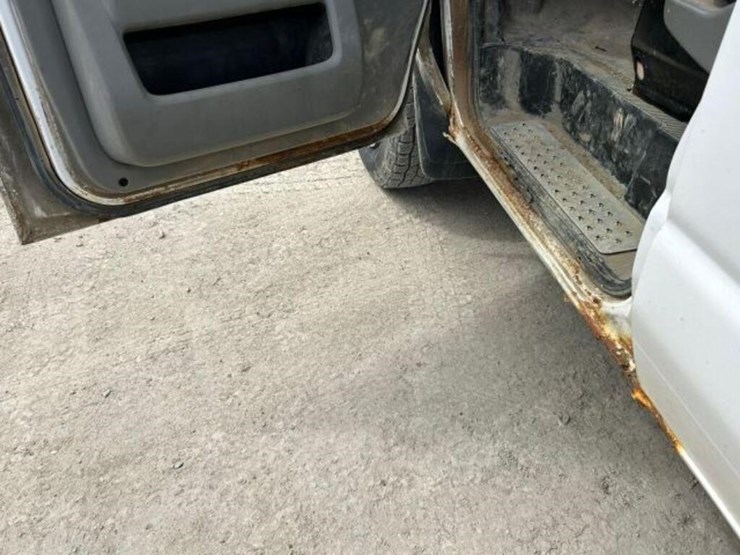 2010-ford-cargo-image-31