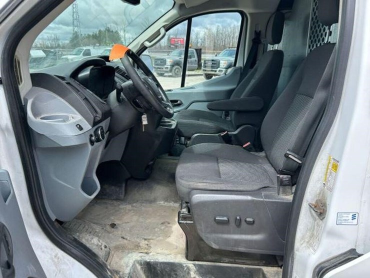 2015-ford-cargo-image-20