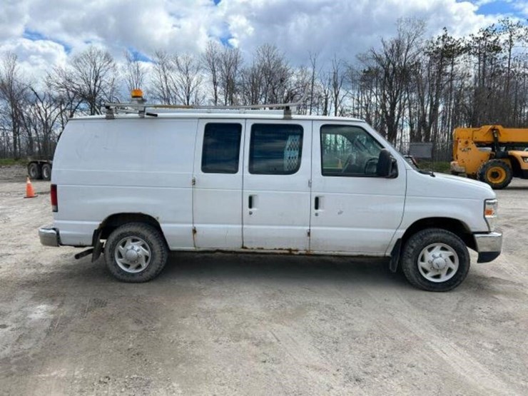 2010-ford-cargo-image-3
