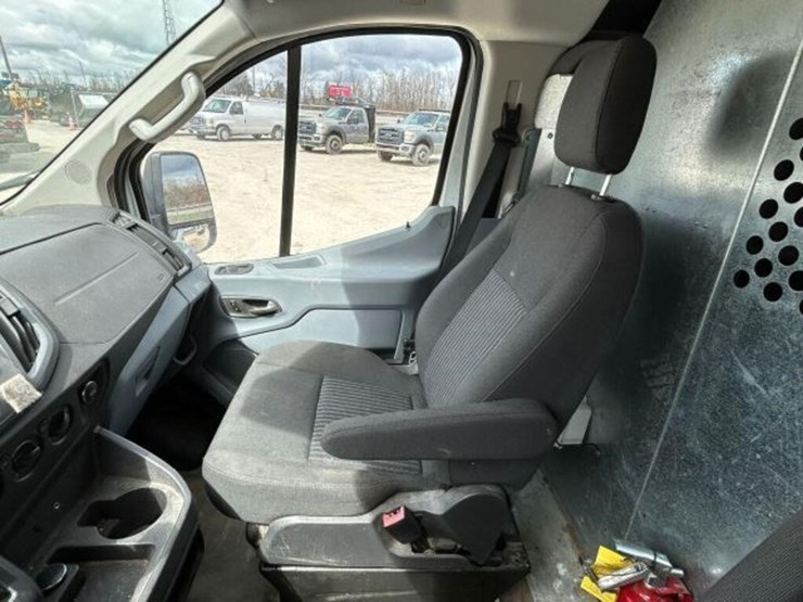 2015-ford-cargo-image-14