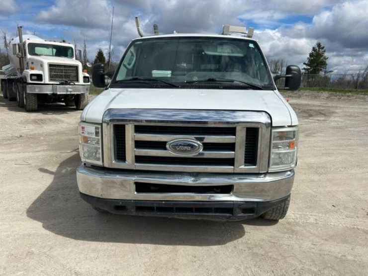 2010-ford-cargo-image-3
