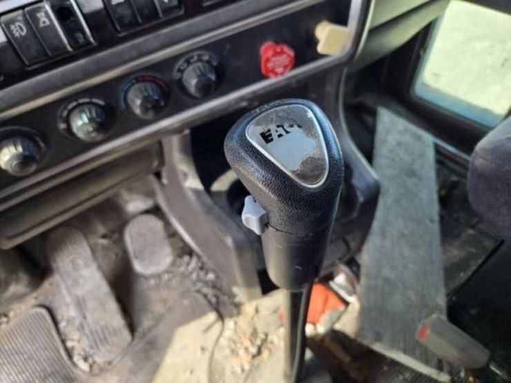 2011-kenworth-t800-image-35