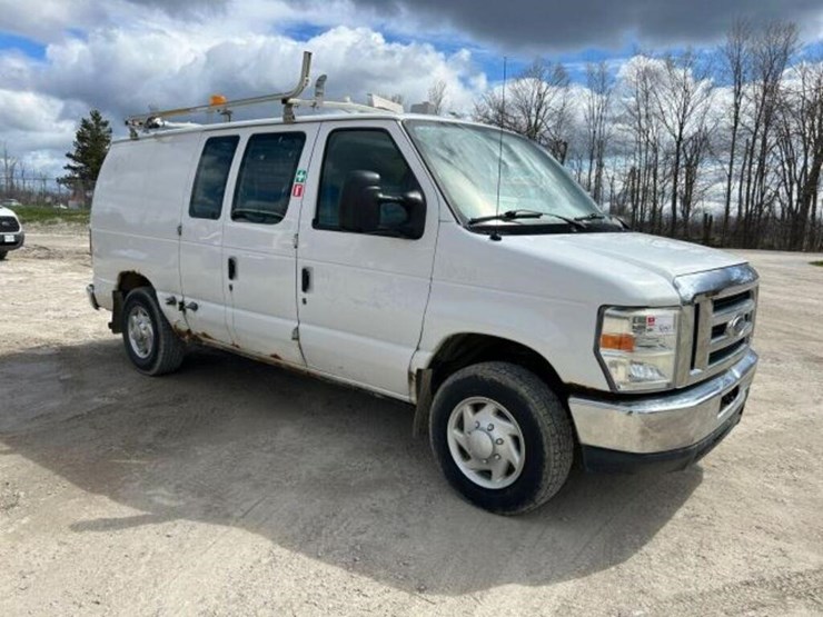 2010-ford-cargo-image-2