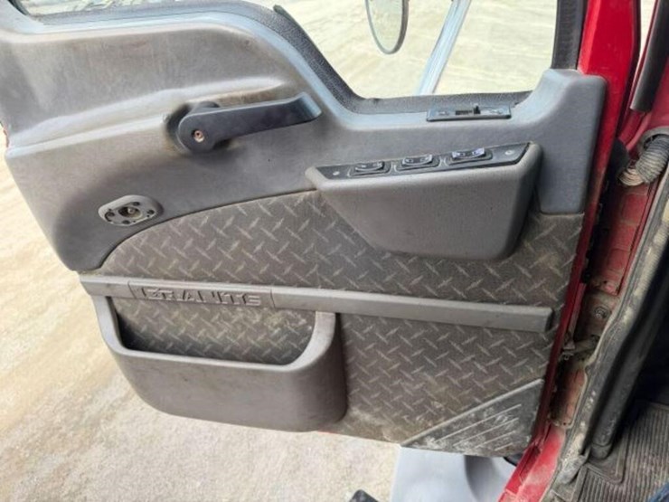 2009-mack-granite-gu813-image-21
