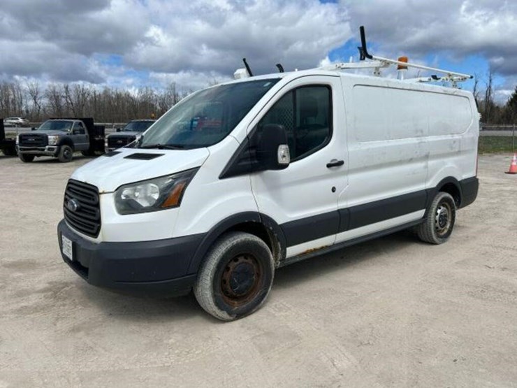 2015-ford-cargo-image-1