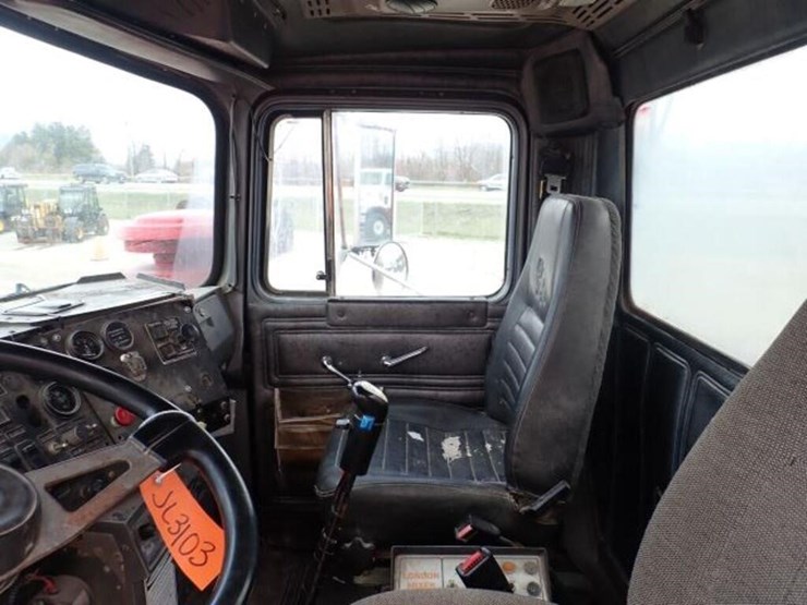 1999-mack-rb690s-image-23