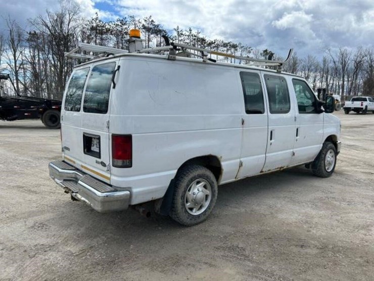 2010-ford-cargo-image-6