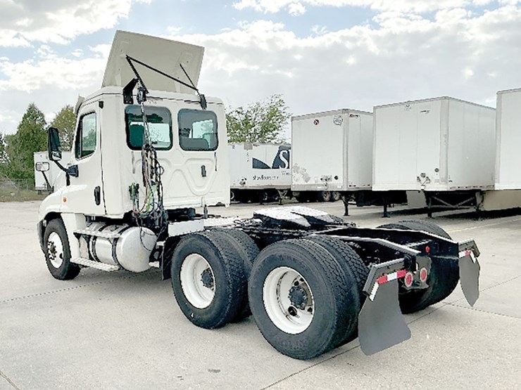 2018-freightliner-cascadia-125-image-2