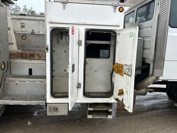 2004-freightliner-fl80-image-54