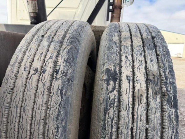 2011-mack-granite-gu813-image-60