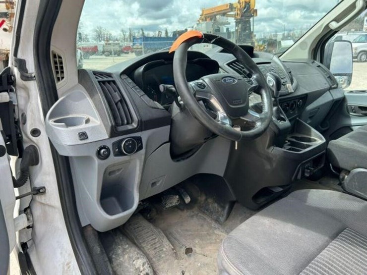 2015-ford-cargo-image-15
