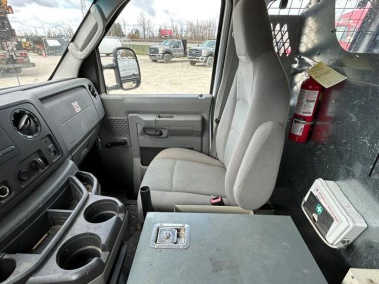2010-ford-cargo-image-16