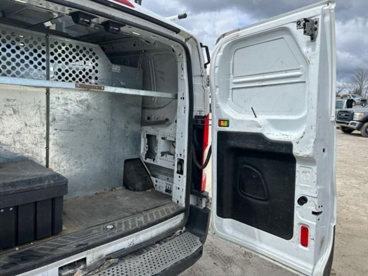 2015-ford-cargo-image-37