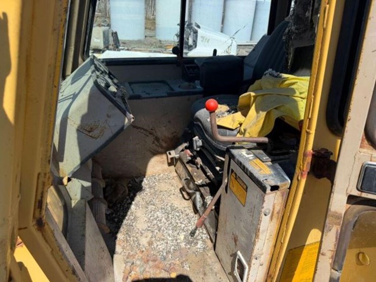 1990-deere-750b-image-9