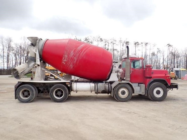 1999-mack-rb690s-image-4