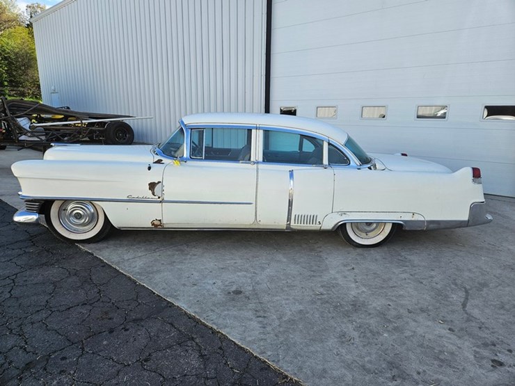 #61-•-1954-cadillac-fleetwood-series-60-4-door-sedan-image-2