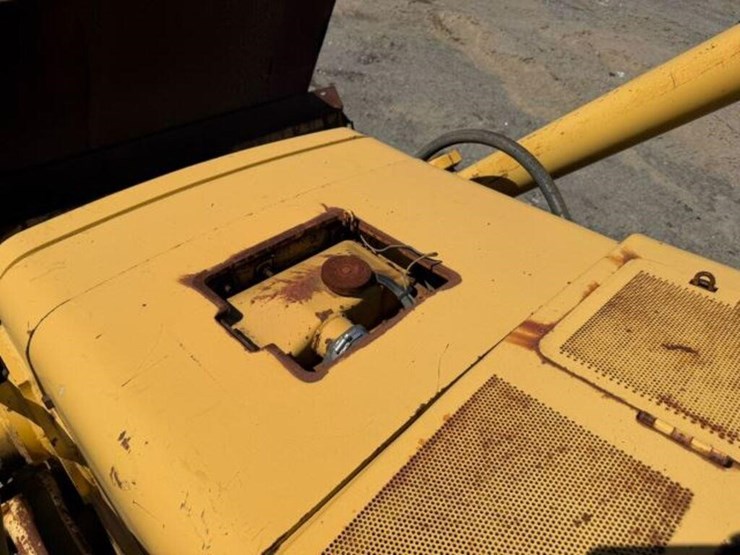 1990-deere-750b-image-16