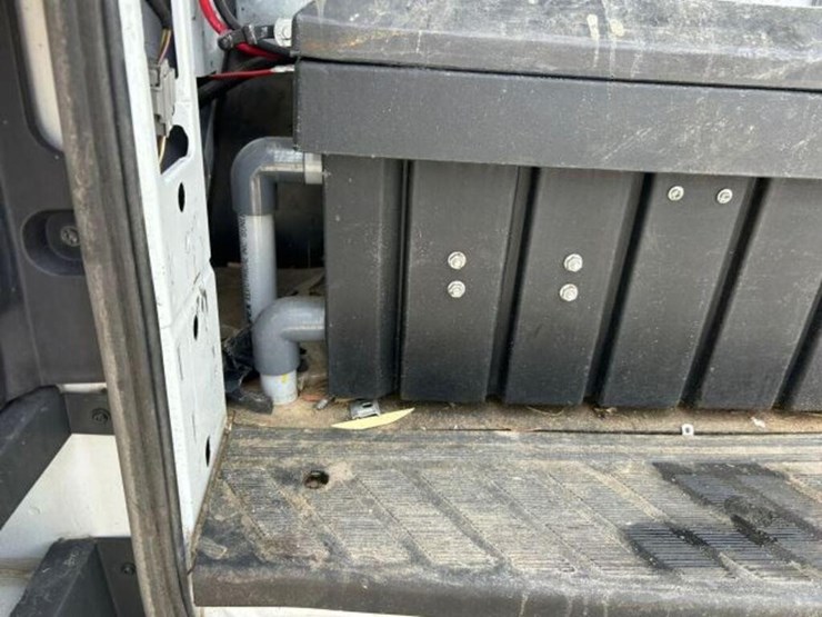 2015-ford-cargo-image-40