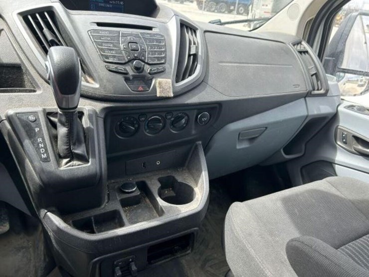 2015-ford-cargo-image-16