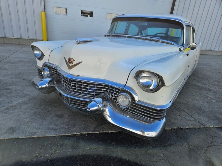 #61-•-1954-cadillac-fleetwood-series-60-4-door-sedan-image-9