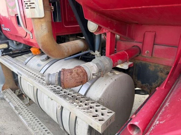 2009-mack-granite-gu813-image-32