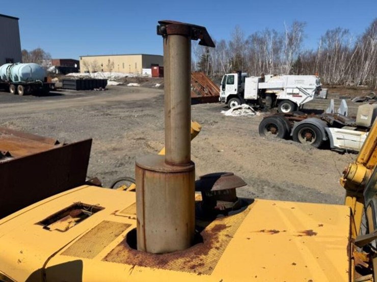 1990-deere-750b-image-15
