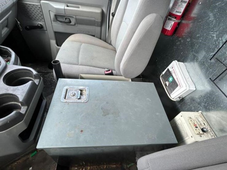 2010-ford-cargo-image-14