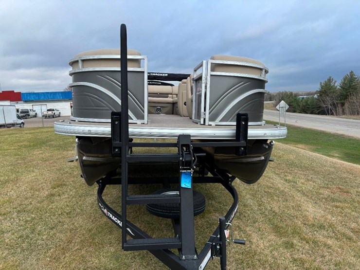 2024-sun-tracker-party-barge-20-pontoon-image-9