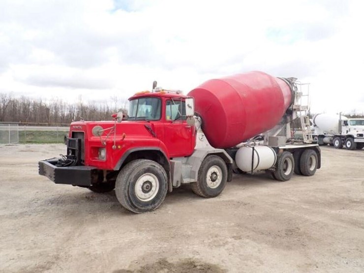 1999-mack-rb690s-image-1