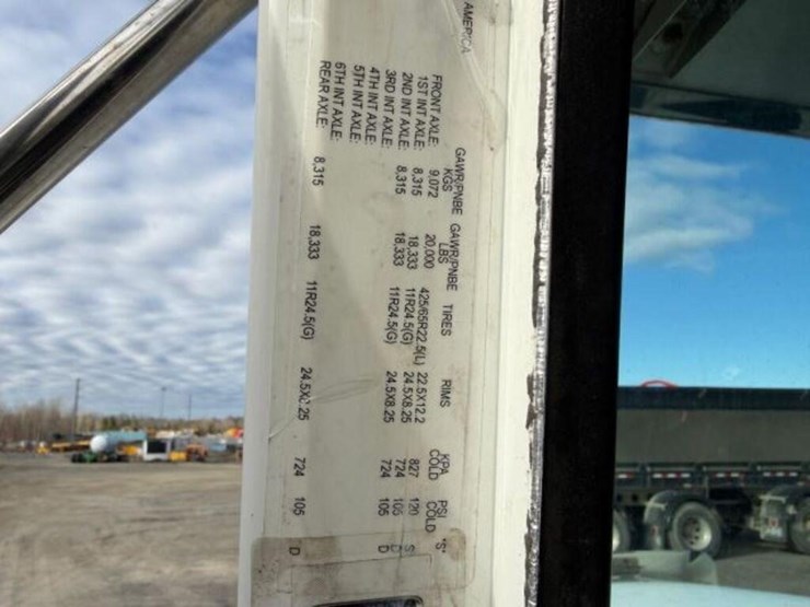 2004-freightliner-fld120-image-6