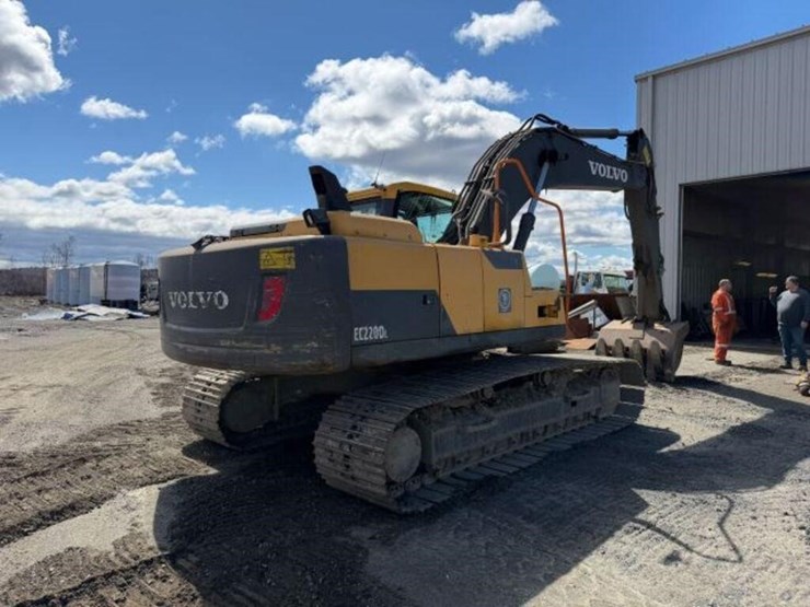 2014-volvo-ec220dl-image-4