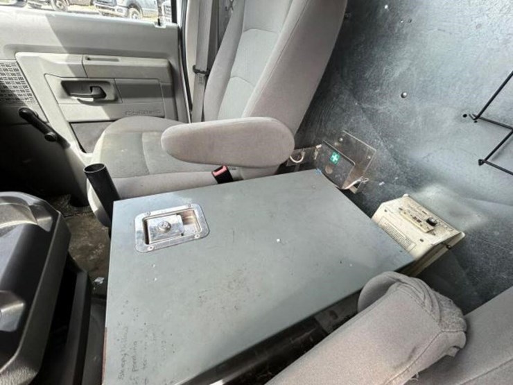2010-ford-cargo-image-12