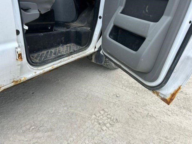 2010-ford-cargo-image-26