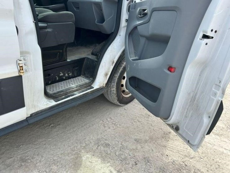 2015-ford-cargo-image-26