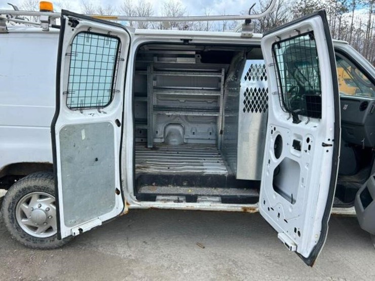 2010-ford-cargo-image-32