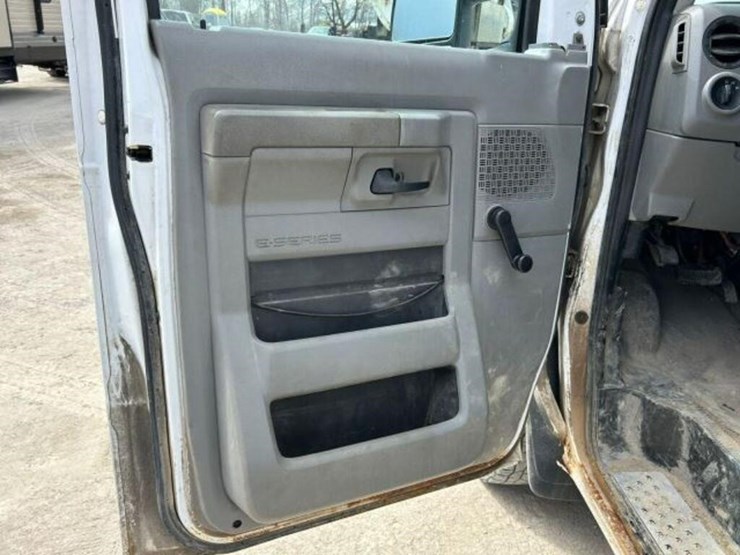 2010-ford-cargo-image-18