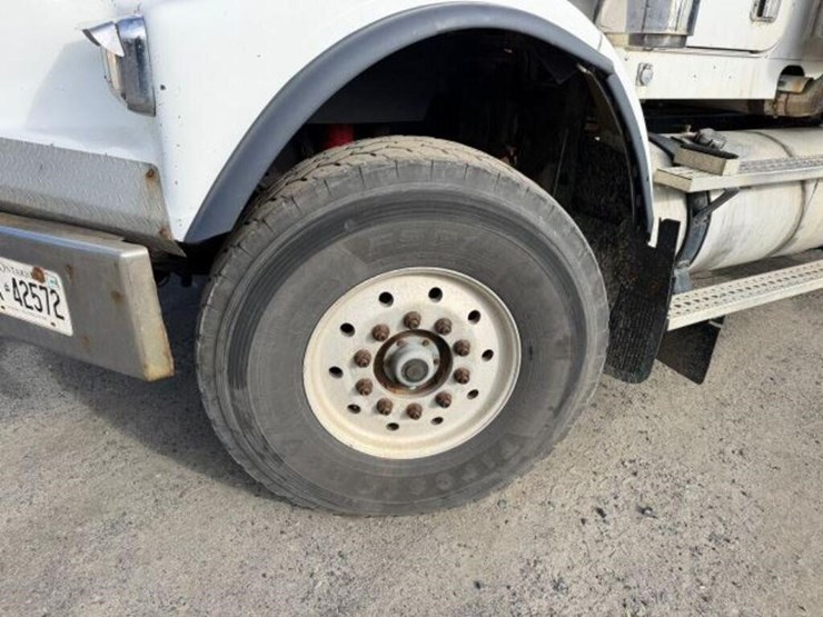 2004-freightliner-fld120-image-45
