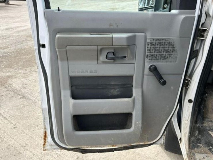 2010-ford-cargo-image-17