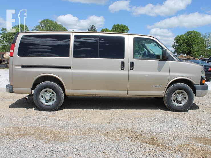 2005-chevrolet-g3500-image-2