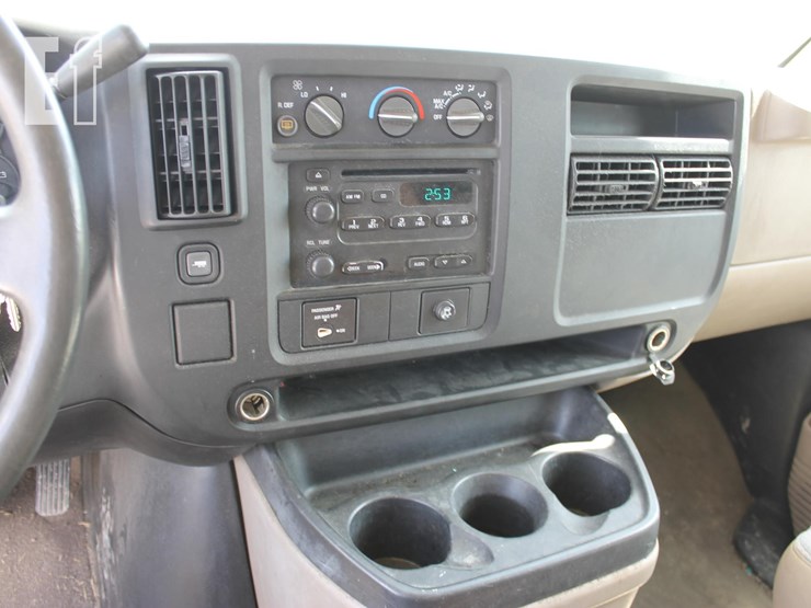 2005-chevrolet-g3500-image-11