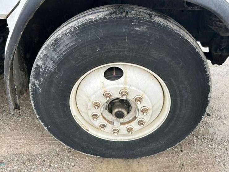 2004-freightliner-fl80-image-94