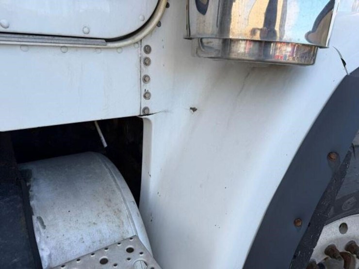 2004-freightliner-fld120-image-47