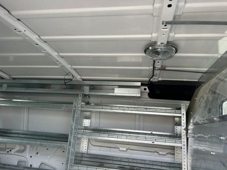 2010-ford-cargo-image-36