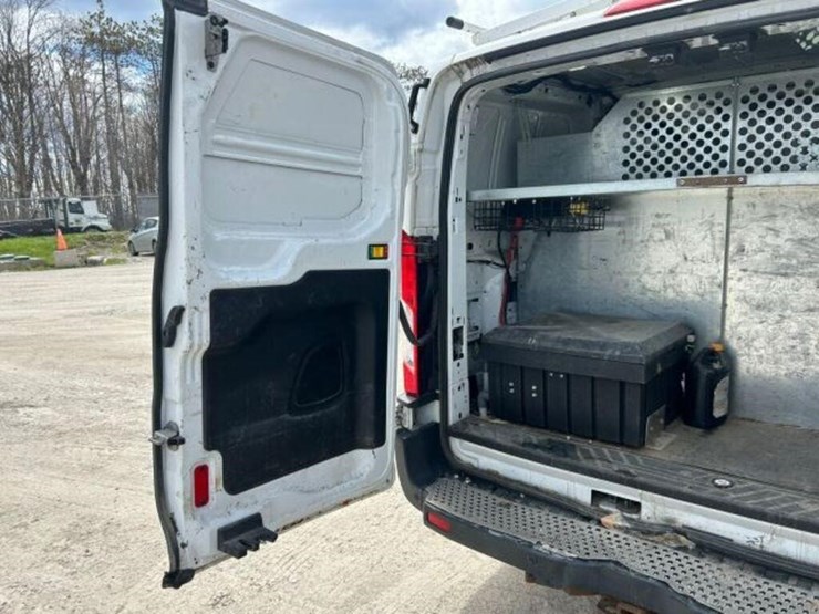 2015-ford-cargo-image-35